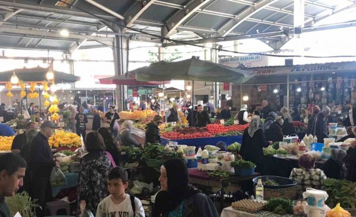 Halk pazarındaki fiyatlar vatandaşın yüzünü güldürdü