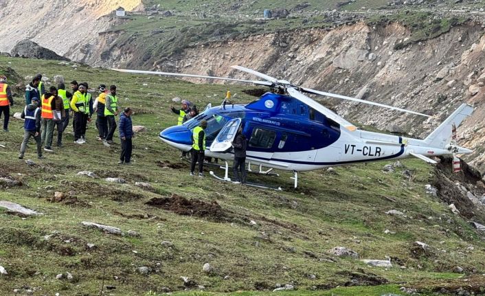 Hindistan’da helikopter kendi etrafında dönerek pist dışına indi