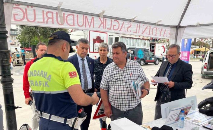 Jandarma ekipleri Kuşadası’nda vatandaşları bilgilendirdi