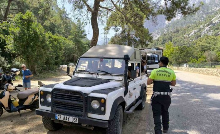 Jandarma’dan safari araçlarına yönelik denetim ve bilgilendirme yapıldı