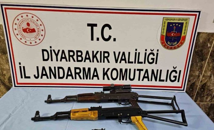 Jandarmanın durdurduğu araçta 3 adet AK-47 ele geçirildi