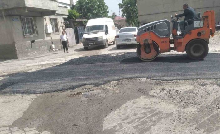 Kahramanmaraş’ta mahallelerde asfalt tamiratı çalışmaları devam ediyor