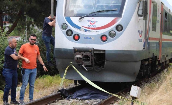 Karşı geçmek isteyen yaşlı kadın trenin altında kaldı