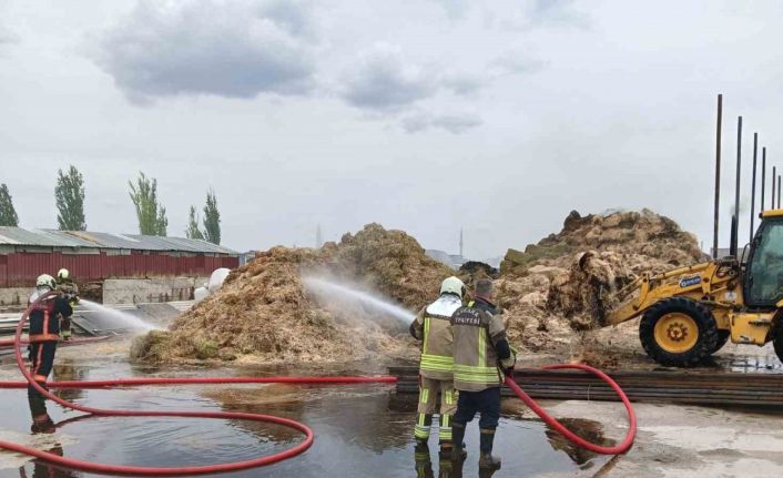 Kaynak makinesinden çıkan kıvılcımlar istiflenmiş saman balyalarını küle çevirdi