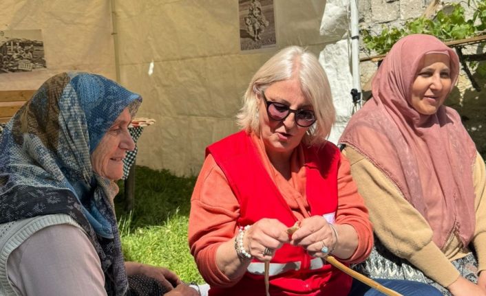 Kızılay gönüllüleri, köydelerdeki anneleri unutmadı