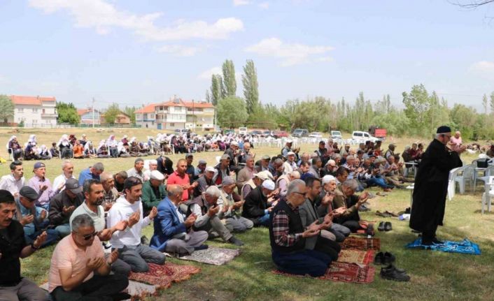 Kurak geçen havalardan dolayı yağmur duasına çıktılar