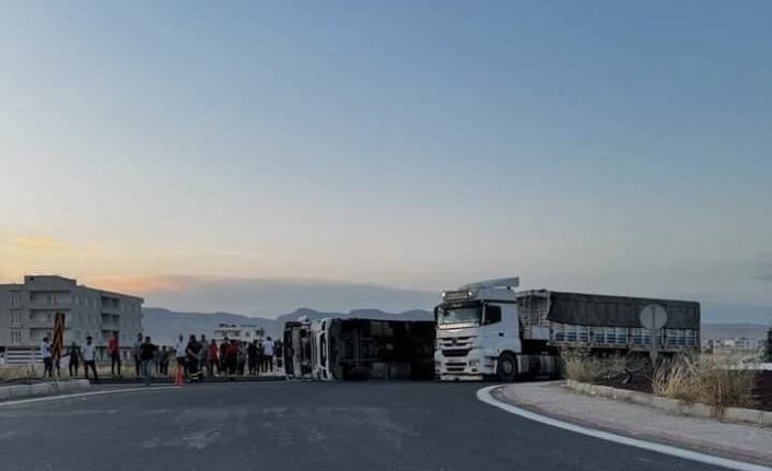 Mardin’de buğday yüklü kamyon devrildi: 1 yaralı