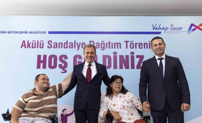 Mersin’de 50 özel bireye akülü sandalye dağıtıldı