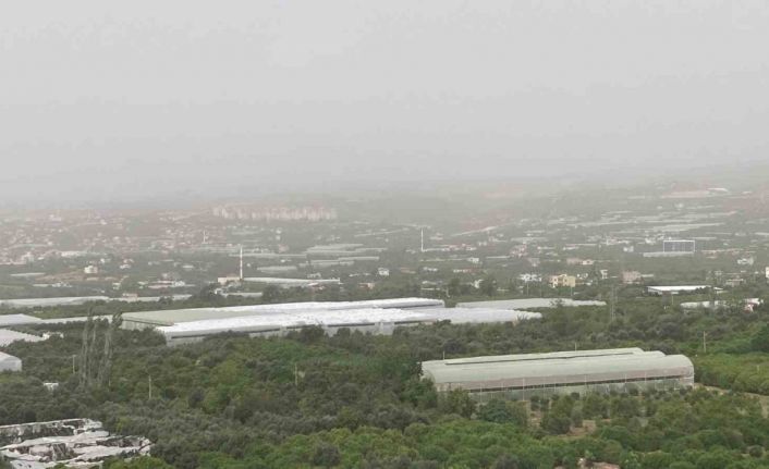 Mersin’i toz bulutu kapladı, araçlar çamura bulandı