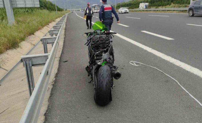 Motosikletler otoyolda çarpıştı: Sürücüler metrelerce sürüklendi