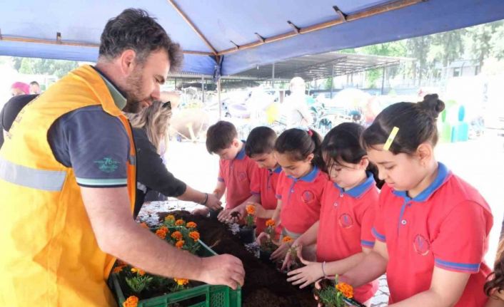 Öğrenciler Büyükşehir Belediyesi’nin fidanlığında ders işledi