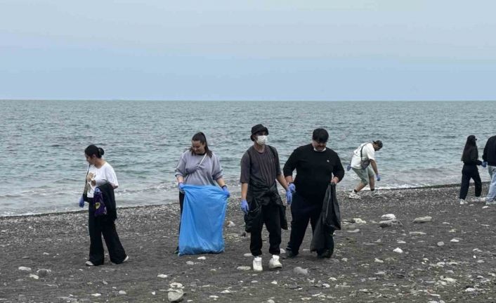 Öğrenciler sahilden poşet poşet çöp topladı