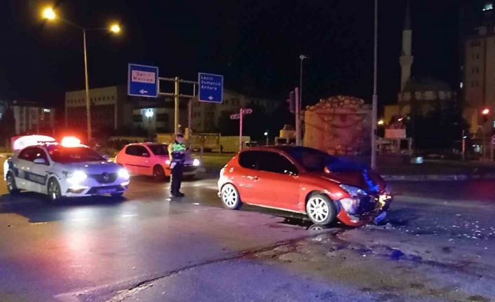 Otomobil hafif ticari araca çarptı: 3 yaralı