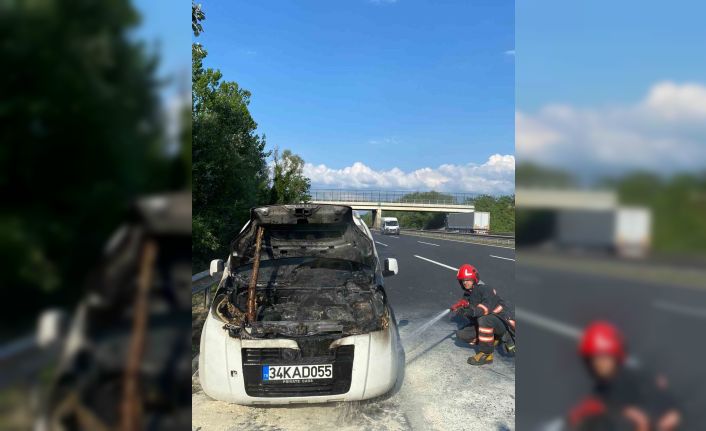 Otoyolda alev alan hafif ticari araç itfaiyenin müdahalesiyle söndürüldü