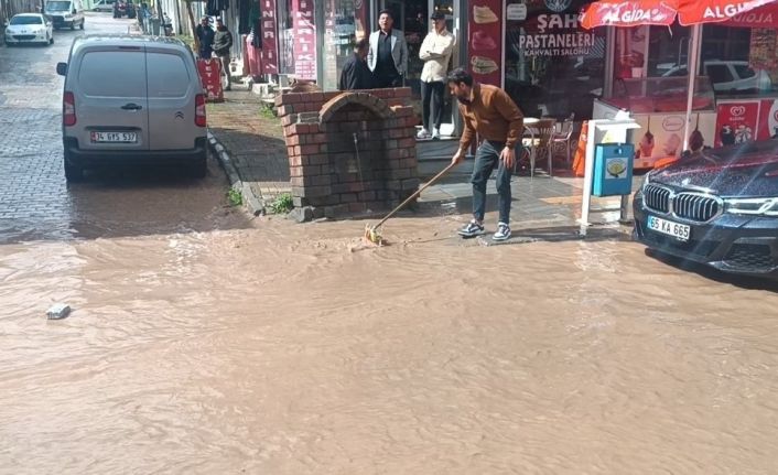 Özalp’te sağanak ve dolu yağışı