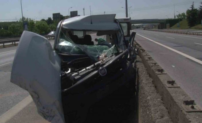 Pendik’te cip ile çarpışan ticari aracın sürücüsü araç içinde sıkıştı