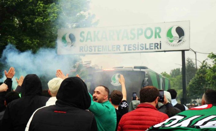 Sakaryasporlu taraftarlar, takımı derbiye meşale ve tezahüratlarla uğurladı