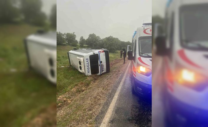 Sera işçisi kadınları taşıyan minibüs devrildi: 14 yaralı