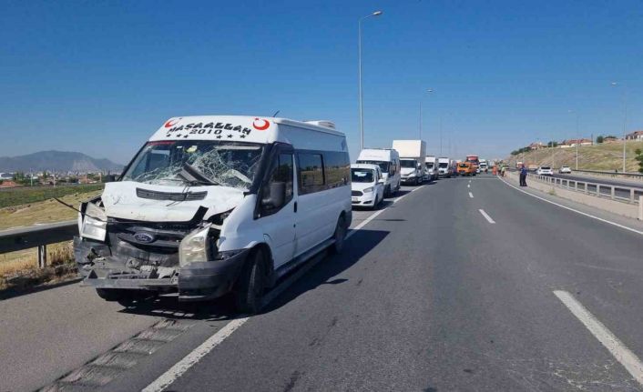 Tırdan dökülen malzeme zincirlemeye kazaya neden oldu: 11 yaralı