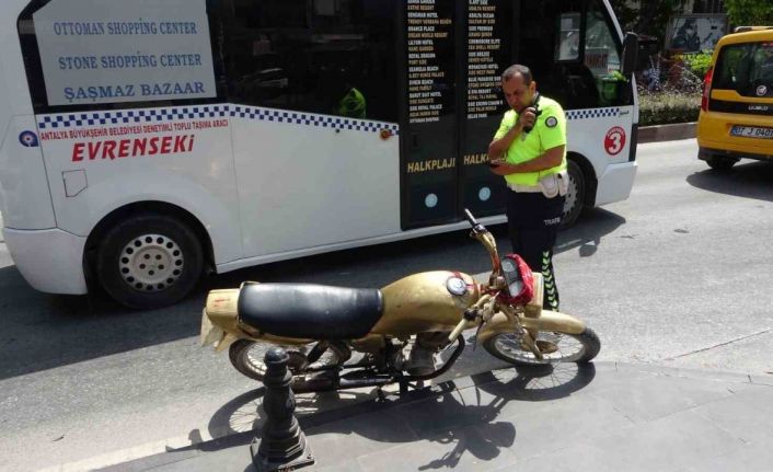 Trafik polisinden kaçamayınca motosikleti bırakıp kayıplara karıştılar