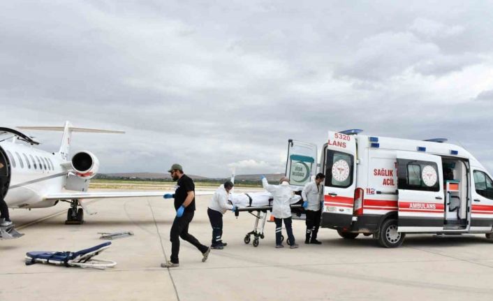 Umre’de rahatsızlanan vatandaş ambulans uçakla yurda getirildi