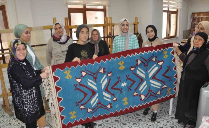 Unutulmaya yüz tutan mesleklerden kilim dokumacılığı Sason’da yeniden canlandırılıyor