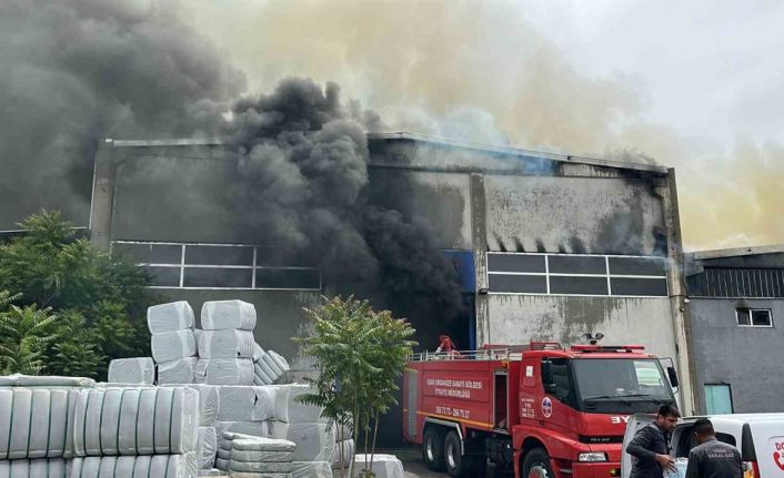 Uşak’ta tekstil fabrikasında çıkan yangın kontrol altına alındı