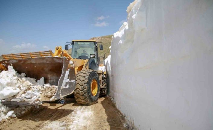 Van’da, Mayıs ayında 5 metreyi bulan karda yol açma çalışması