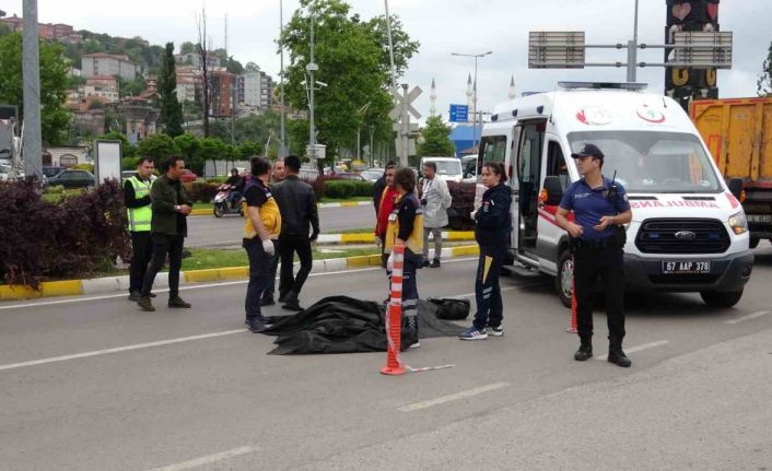 Yaya geçidinden geçmek isteyen kadına kamyon çarptı