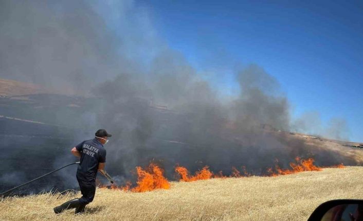 100 dönümlük alanda etkili anız yangını 4 saatte söndürüldü