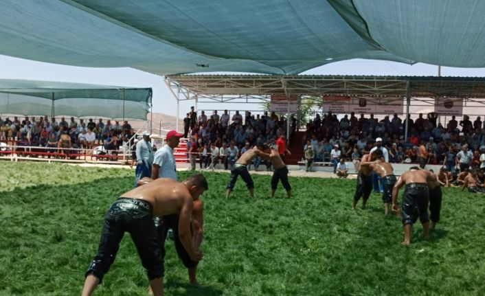 Afyonkarahisar’da pehlivanlar 24 yıl aradan sonra boy gösterdi