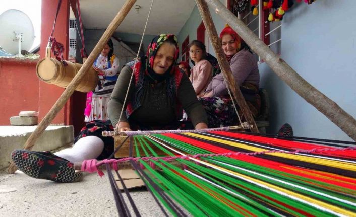 Asırlık el dokumaları yaşatılmaya devam ediyor