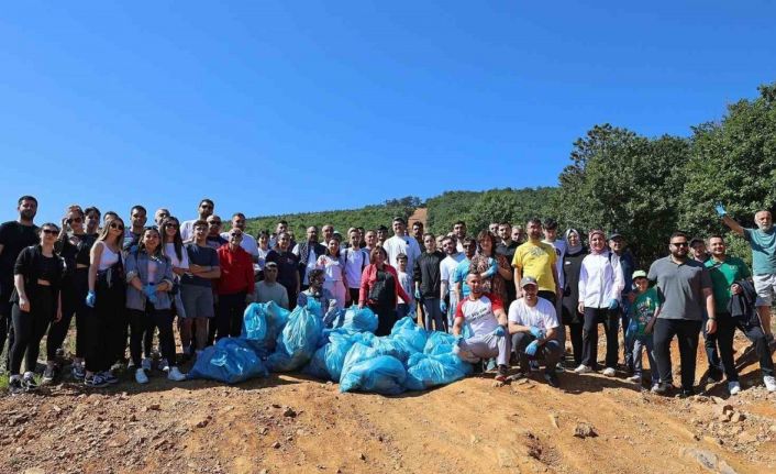 Ataşehirliler doğa yürüyüşünde atık topladılar