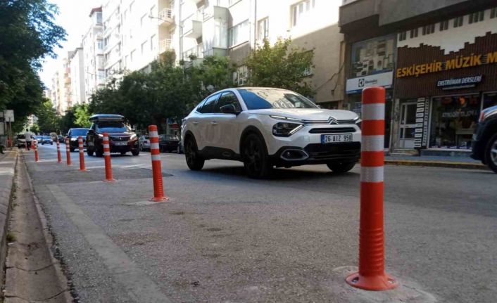 Atatürk Caddesi’ne konulan dubalar tartışma konusu oldu