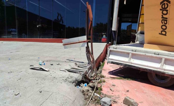 Bakırköy’de sürücüsünün kontrolünden çıkan otomobil gece kulübüne girdi