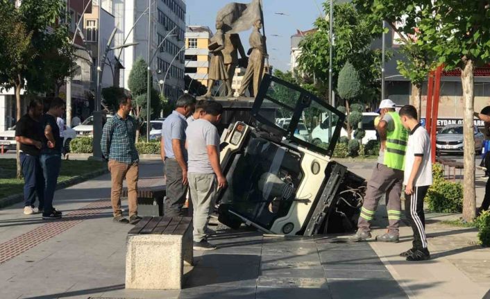 Batman’da temizlik aracı havuza düştü