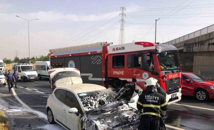 Bayram ziyareti için yola çıktığı araç alev aldı