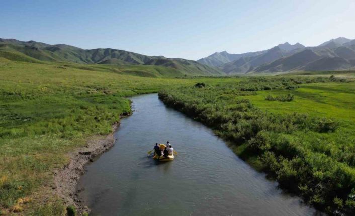 Beytüşşebaplı sporcular 35 kilometrelik mendereslerde rafting yaptı