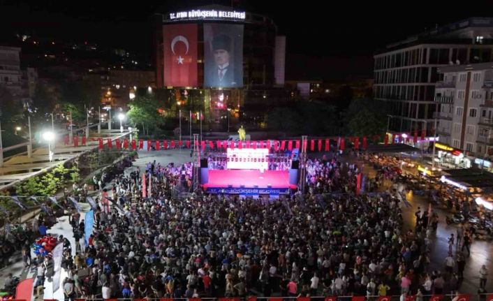 Binlerce Aydınlı kent meydanında bir araya geldi