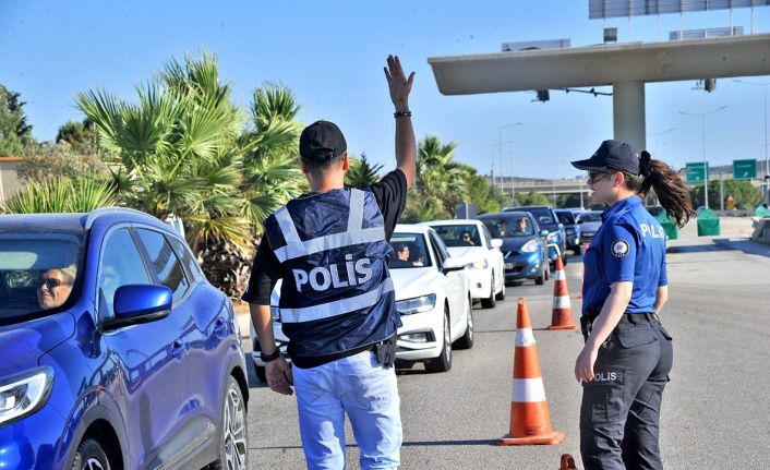 Çeşme’ye tatilde 288 bin araç giriş yaptı