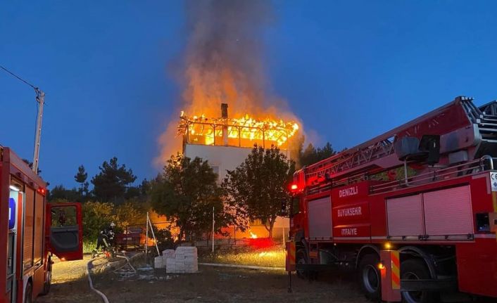 Denizli’de 2 katlı binada çıkan yangında bir kişi hayatını kaybetti