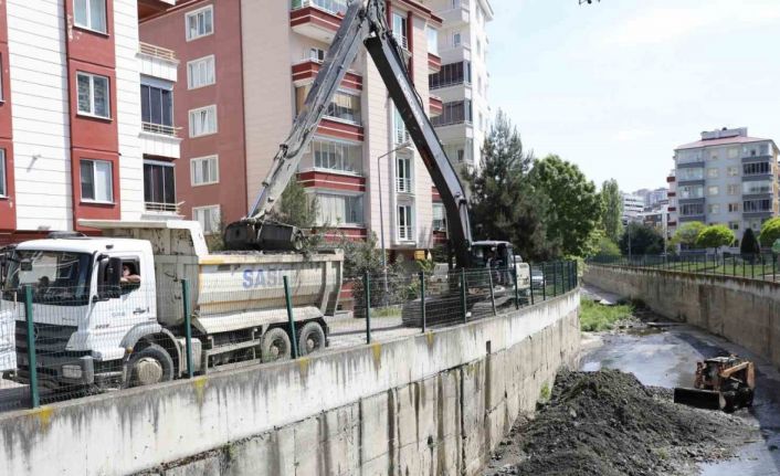 Dere yatakları iş makineleri ile temizlendi