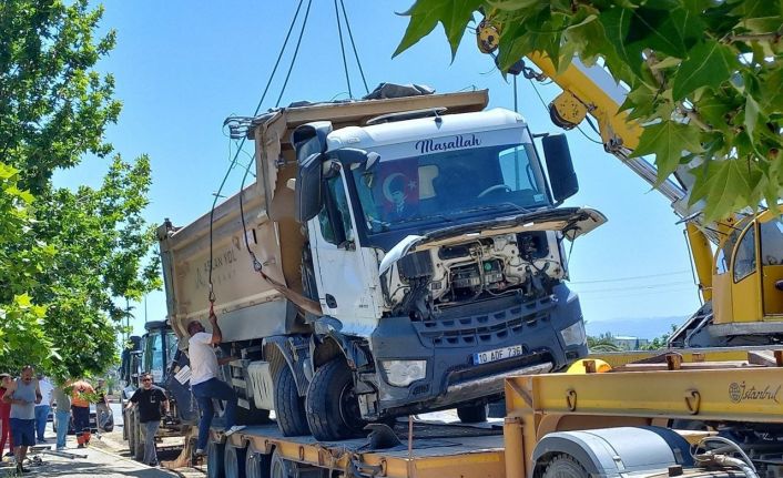 Devrilen kamyonun kapattığı İzmir-Çanakkale kara yolu yeniden trafiğe açıldı