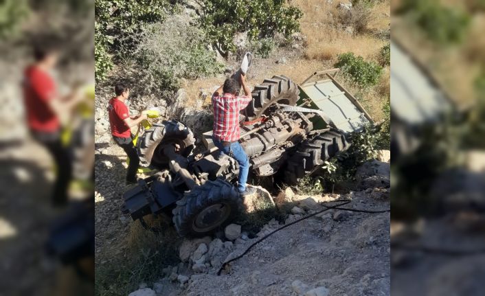 Devrilen traktörün sürücüsü ağır yaralandı