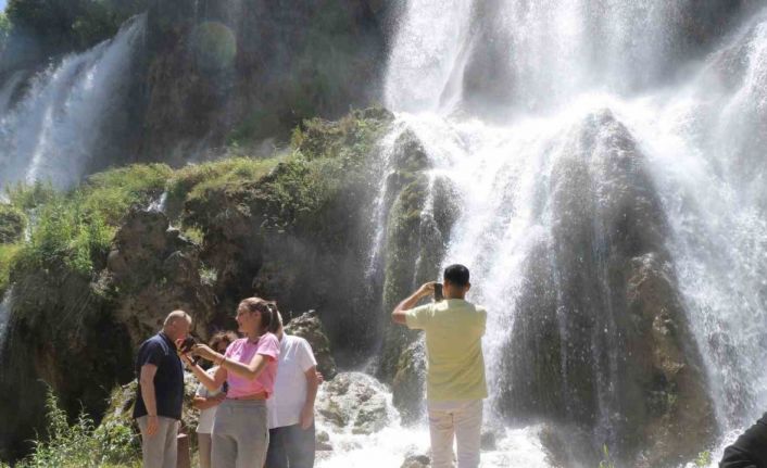 Doğa harikası şelalede hafta sonu yoğunluğu