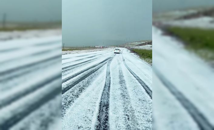 Dolu yağışı sonrası karayolu beyaza büründü