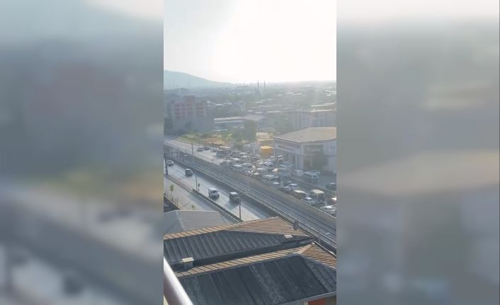 Düğün konvoyu yolu trafiğe kapattı, yüzlerce metre araç kuyruğu oluştu