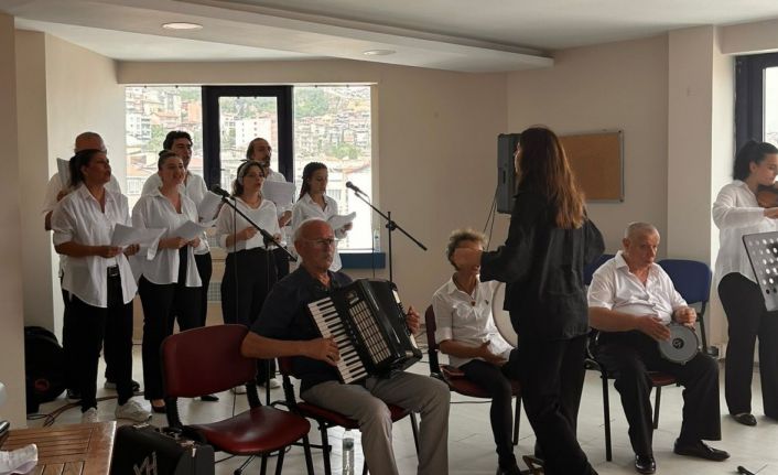 Eğitimini tamamlayan kursiyerlerden mini konser