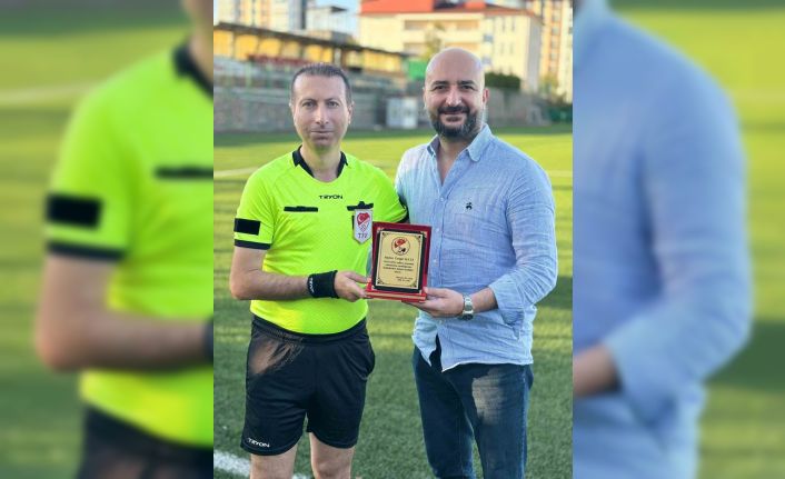 Elazığ futbolunda jübile yapan iki hakeme plaket takdimi