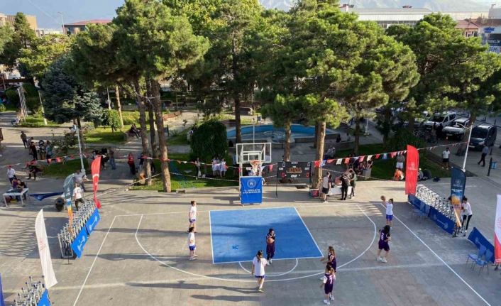 Erzincan’da sokaklar basketbol sahasına döndü